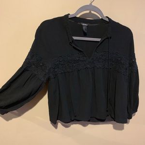 Cropped 3/4 length sleeve blouse w/ lace detailing